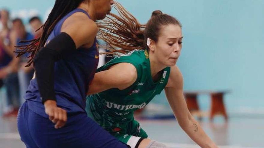 Andrea Sierra, con el balón, ante Nathalia McDonald.