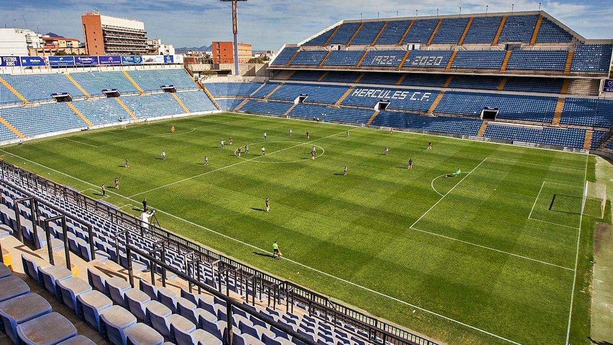 Uno de los cuatro cámaras de Audiovisuales Murcia graba el encuentro Hércules-Peña Deportiva del pasado domingo, sin público. |