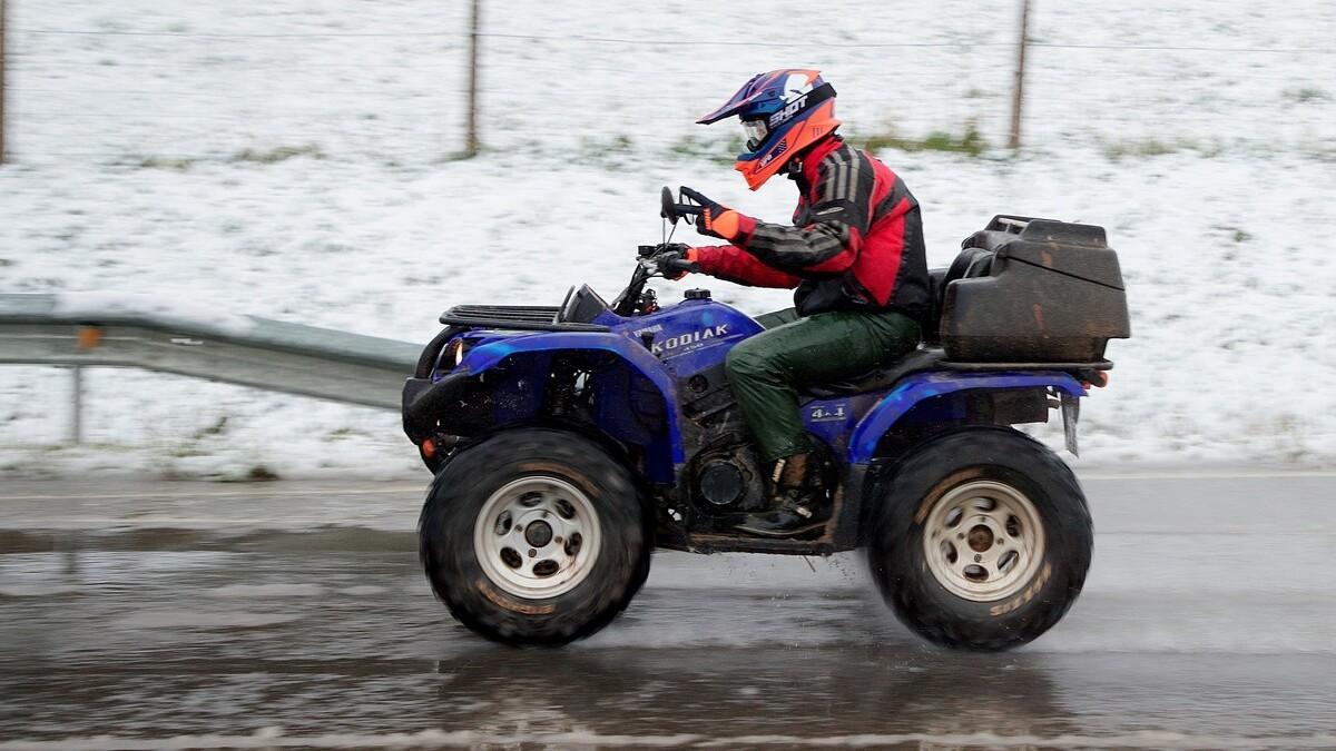 Un hombre conduce un quad por la LU-710 cerce de O Cadavo, en Lugo, durante la última vez que nevó en Galicia