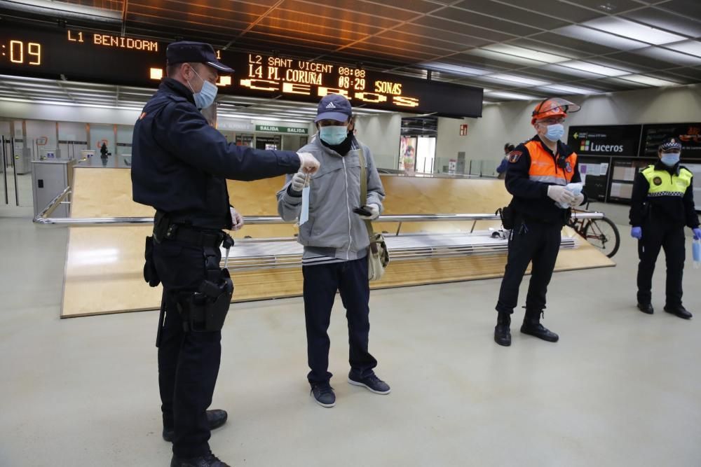 Reparto de mascarillas en Alicante