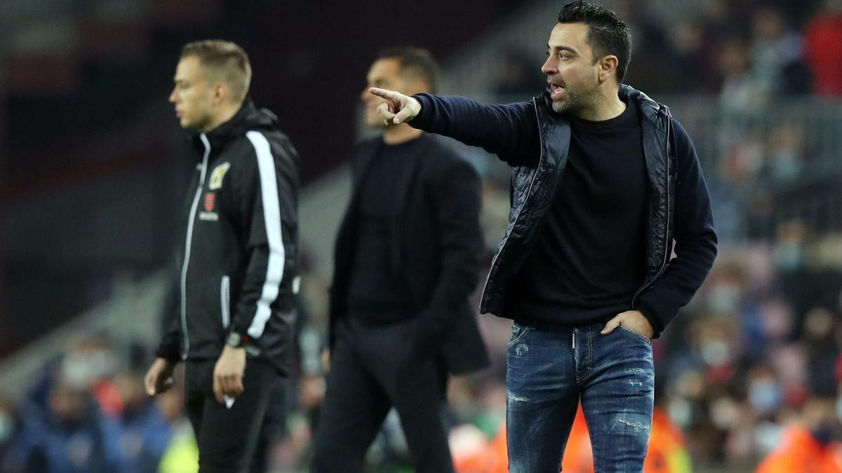 Xavi da instrucciones a sus jugadores durante el Barça-Elche en el Camp Nou.