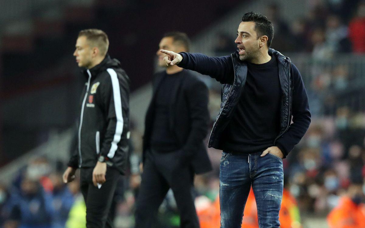 Xavi da instrucciones a sus jugadores durante el Barça-Elche en el Camp Nou.