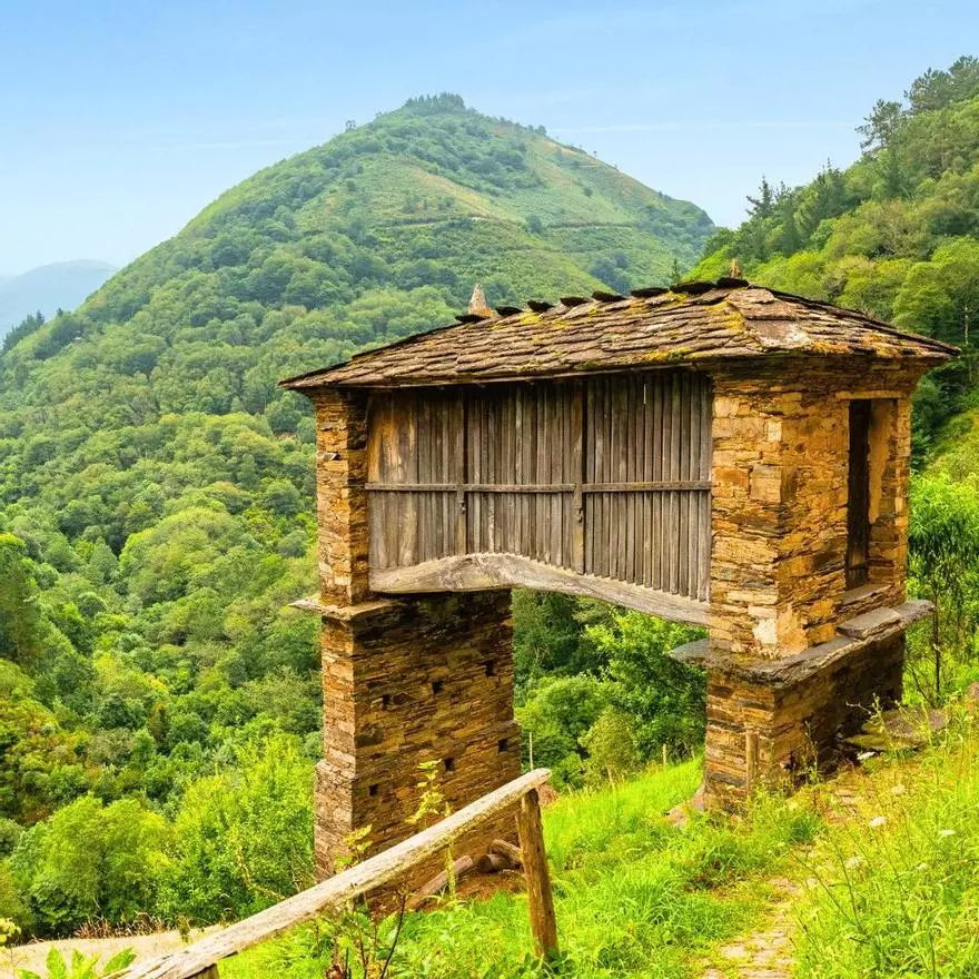 Axel dejó Mallorca para vivir en un pueblo asturiano con solo 14 vecinos: “Pago 150 euros por mes de alquiler, con los precios de España es una locura”