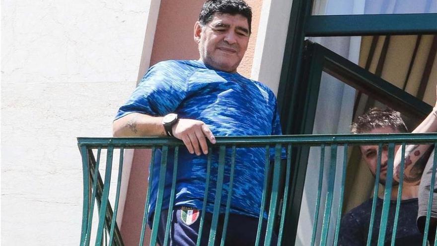 Maradona recibe y besa la ciudadanía honorífica napolitana