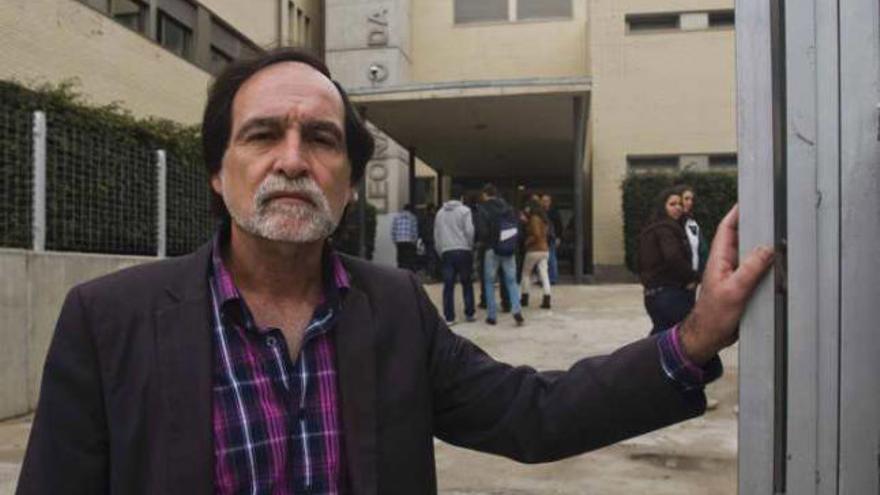 El profesor Ignacio González ayer a la puerta de su centro, el Instituto Leonardo Da Vinci.