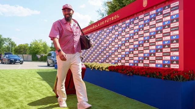 El céltico Borja Iglesias, ayer, al llegar a la concentración de la Roja. | ÁNGEL MARTÍNEZ