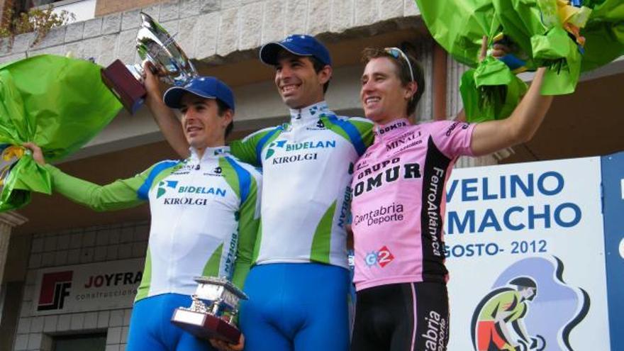 El vencedor, Unai Iparragirre, entre Markel Antón, compañero de equipo, y Rubén Donati, ayer, en Lugo.