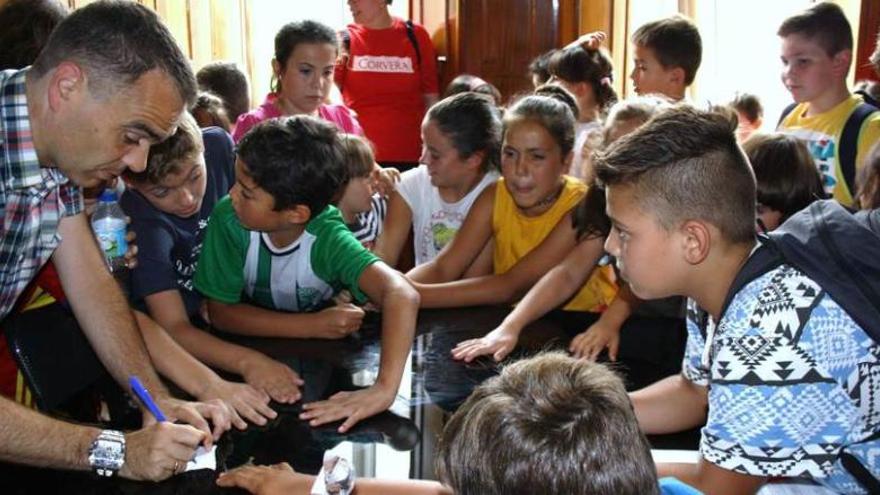 El alcalde, Iván Fernández, con los niños en el Ayuntamiento.