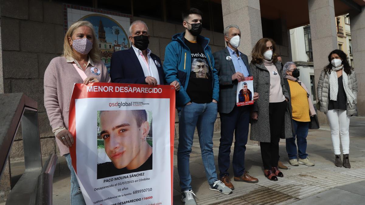 Familiares de Paco Molina sostienen un cartel con su fotografía en un acto en el Ayuntamiento de Córdoba.