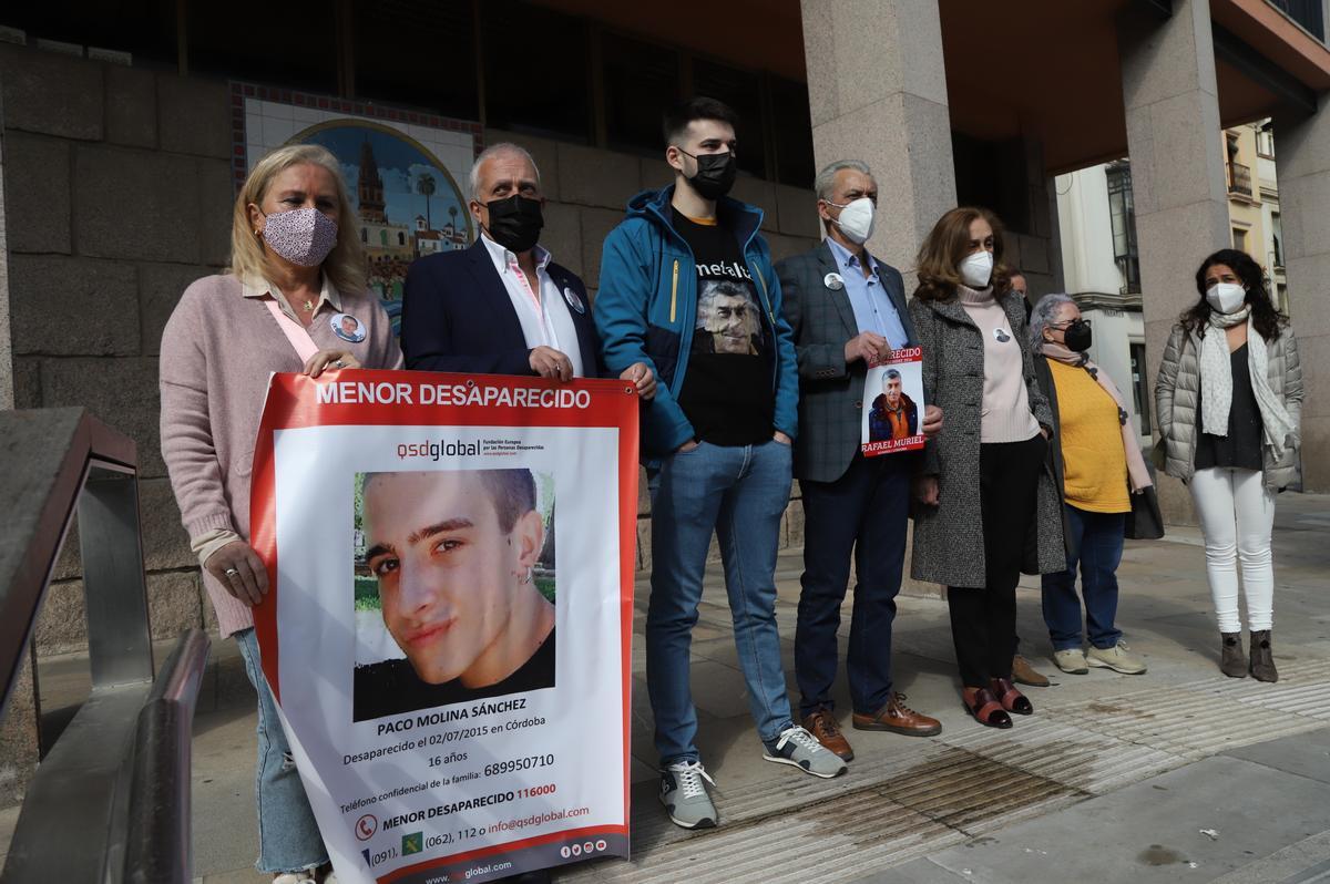 Familiares de Paco Molina sostienen un cartel con su fotografía en un acto en el Ayuntamiento de Córdoba.