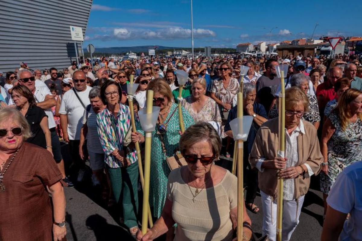 Asistentes a la cita antes de la salida de la procesión marítima.