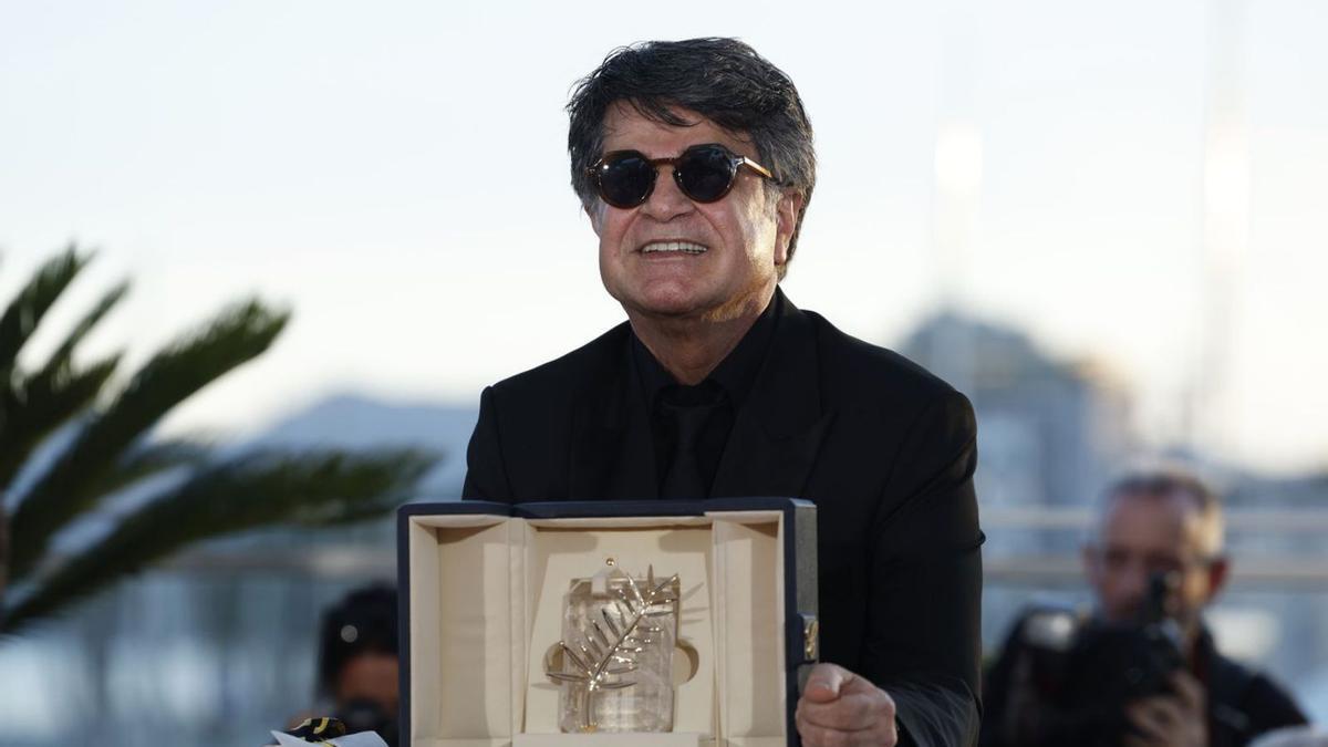 Jafar Panahi, con su premio en Cannes.