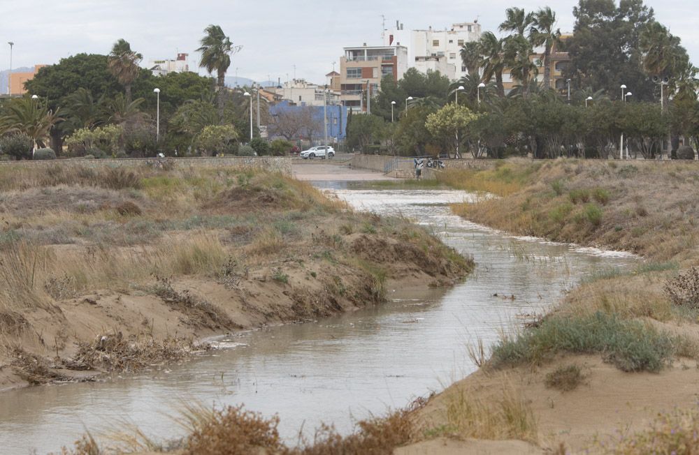 El temporal inunda los accesos a la playa del Port de Sagunt