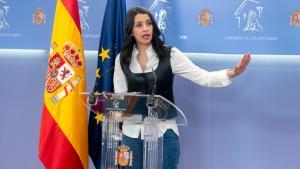 La portavoz de Ciudadanos en el Congreso, Inés Arrimadas, durante una rueda de prensa posterior a la reunión de la Junta de Portavoces, en el Congreso de los Diputados, a 11 de abril de 2023, en Madrid (España).