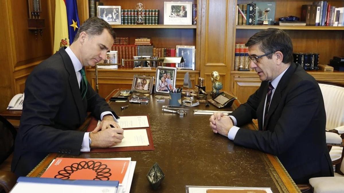 Fotografía facilitada por la Zarzuela del rey Felipe VI con el presidente del Congreso de los Diputados, Patxi López, en su despacho para firmar el decreto de disolución de las Cortes y de convocatoria de las elecciones generales del 26 de junio.