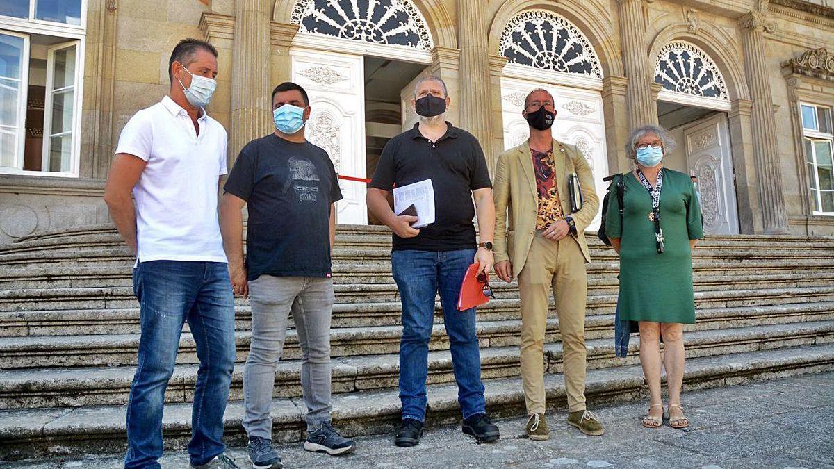 Los representantes de las ANPA de Pontevedra y Vigo, ayer, ante el Pazo Provincial.