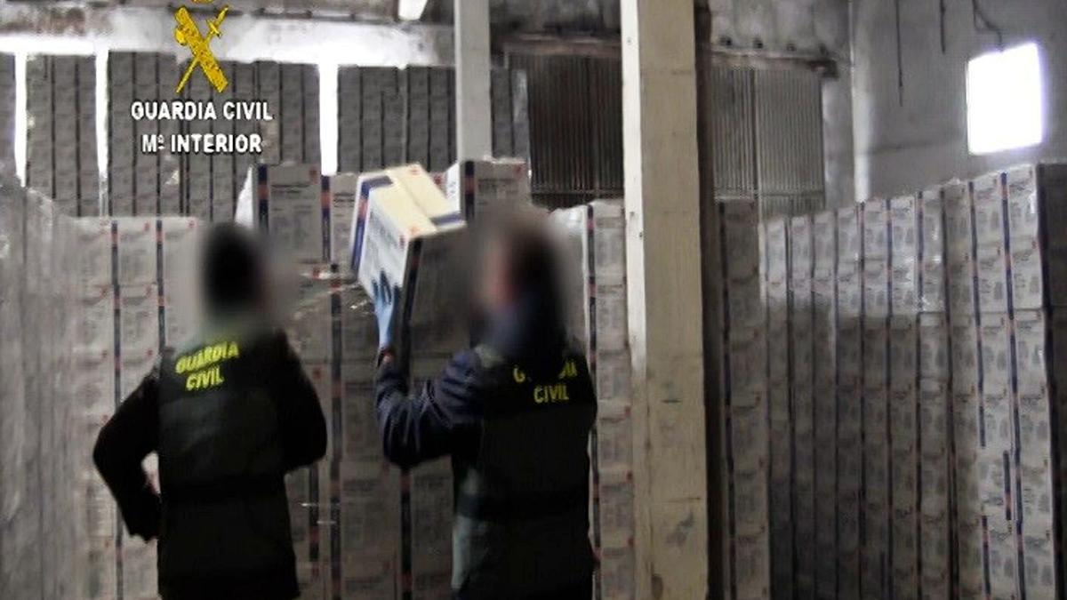 Cajas con el material sanitario fraudulento intervenido por la Guardia Civil de Alzira y Sueca.  | GUARDIA CIVIL