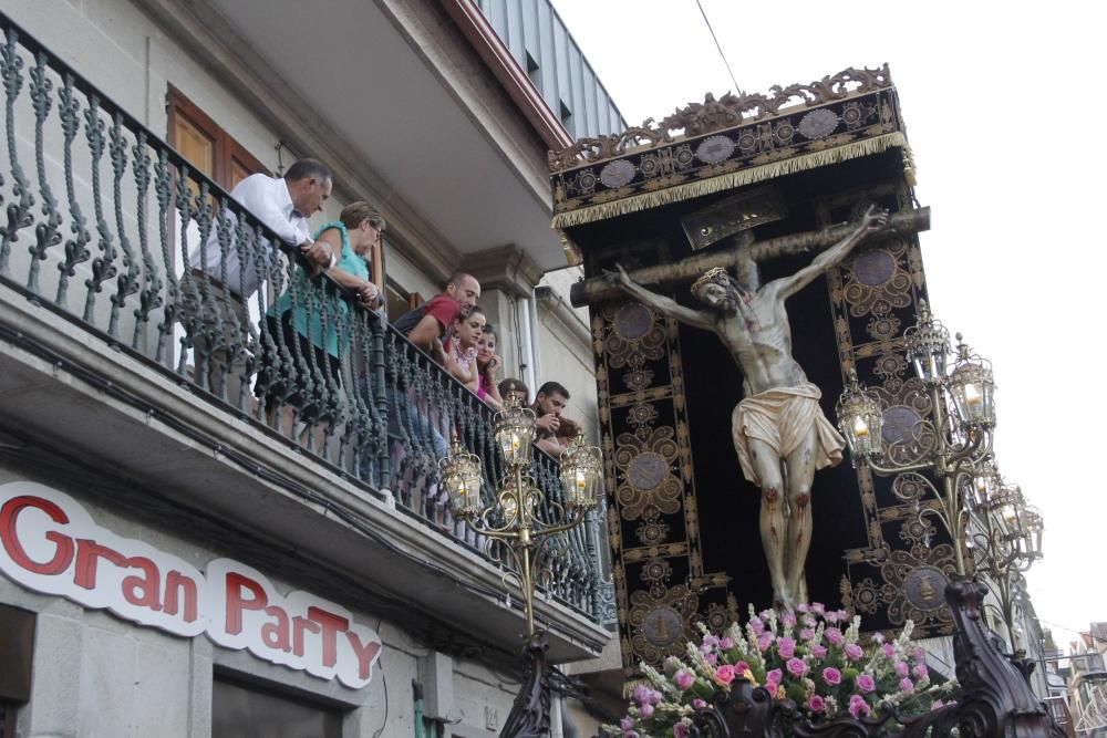 Un Cristo entre el fervor de la multitud. // Santos Álvarez