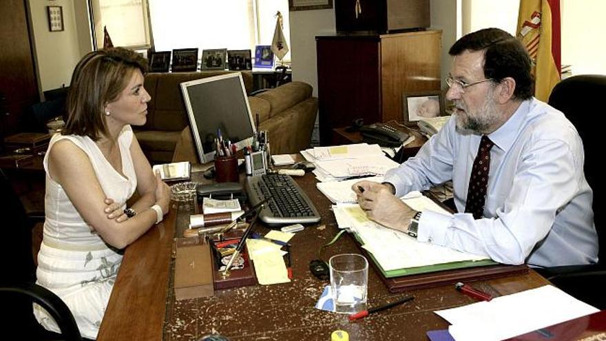 La secretaria general del PP, María Dolores de Cospedal, y el presidente del Partido, Mariano Rajoy, durante la reunión que han mantenido hoy en la sede del Partido, en Madrid.