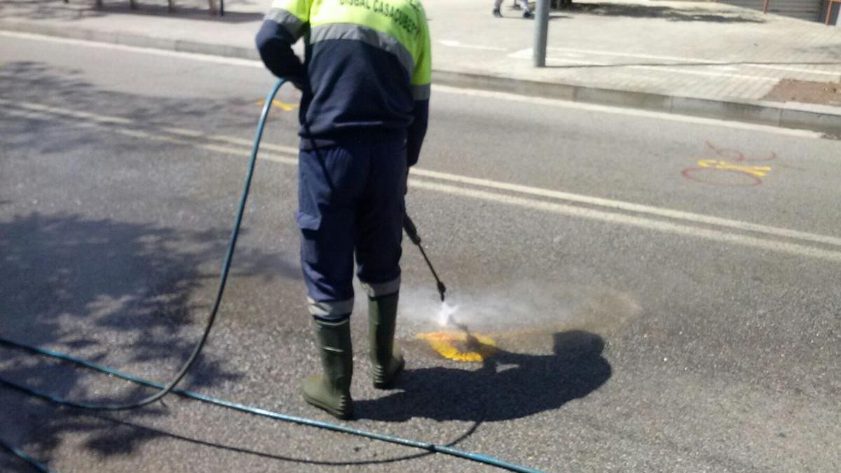 Una brigada de limpieza, borrando un lazo amarillo.