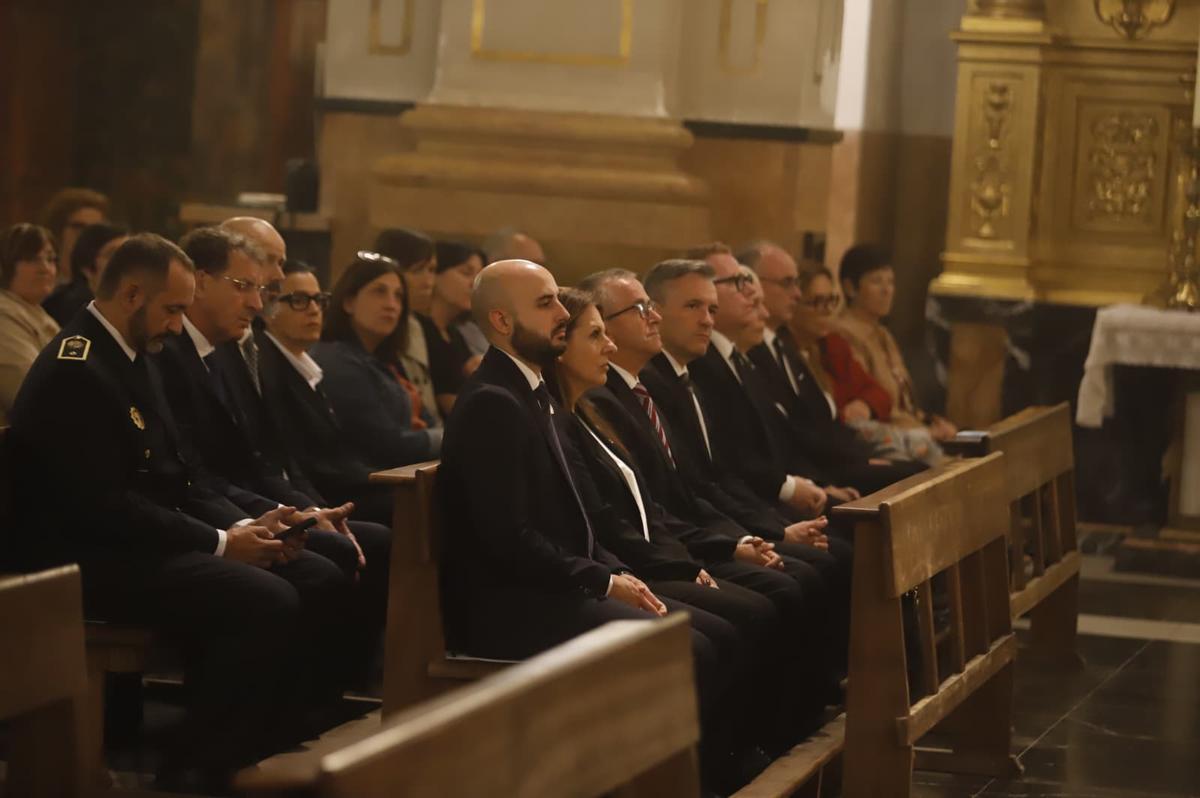 El alcalde, José Javier Sanchis, junto al resto de autoridades municipales.