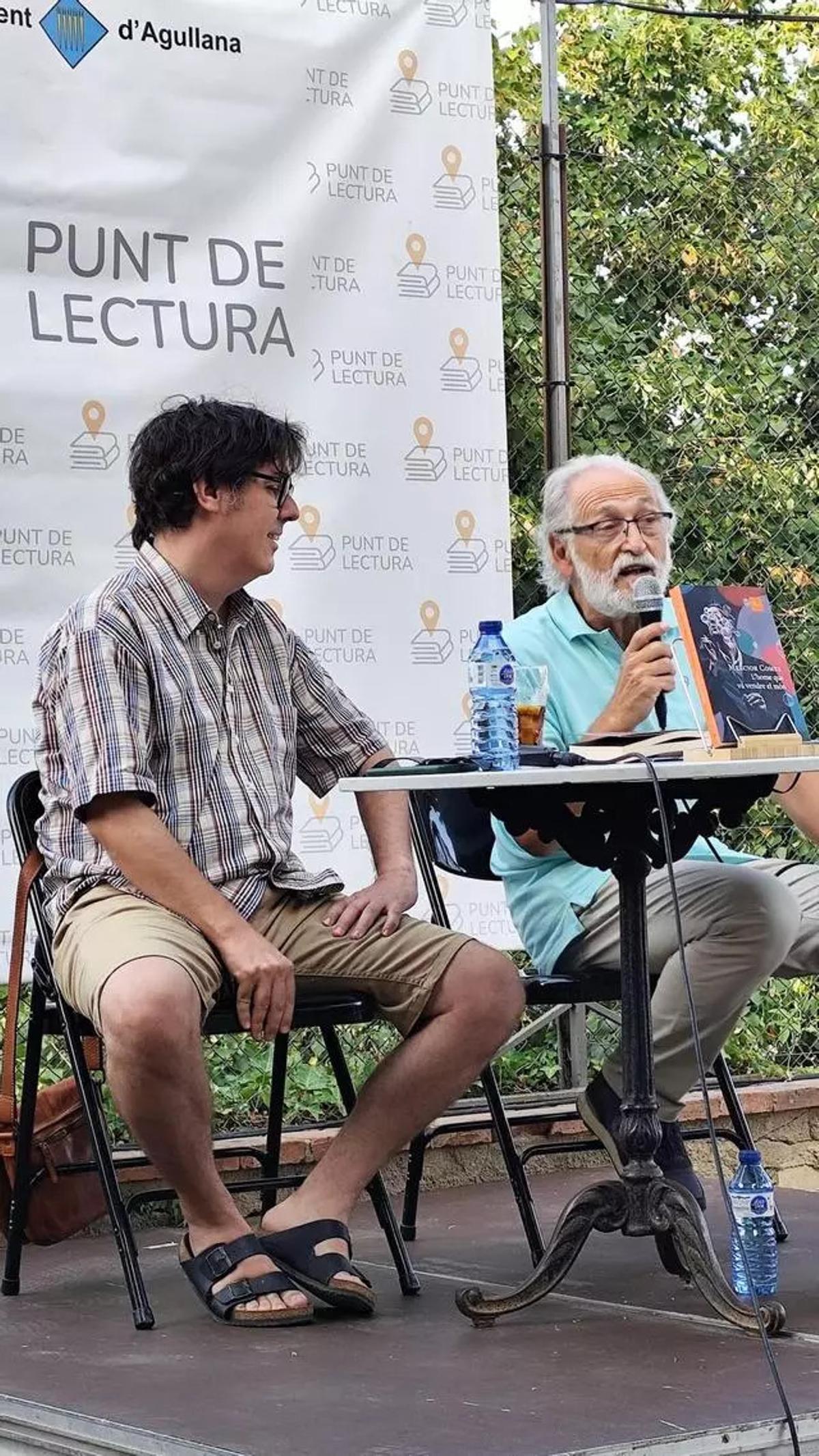 Melcior Comes con el coordinador del ciclo, Enric Tubert, en los jardines de la Societat d'Agullana, el viernes pasado.