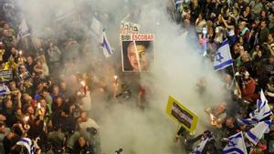 Familiars d’ostatges israelians en mans de Hamàs es manifesten a Tel Aviv, dissabte passat. | JACK GUEZ/ AFP