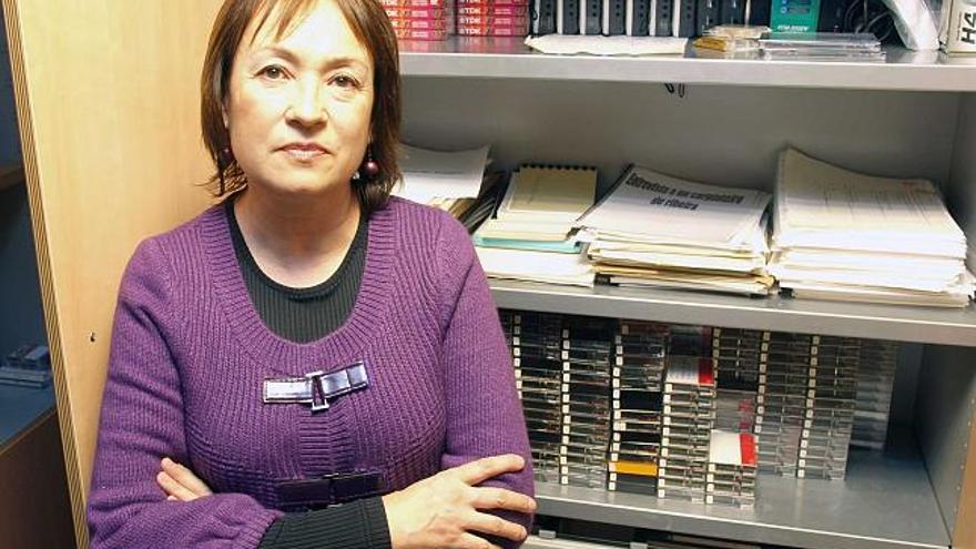 Isaura Varela, fundadora del archivo oral, posa con algunas de las grabaciones. / jorge leal