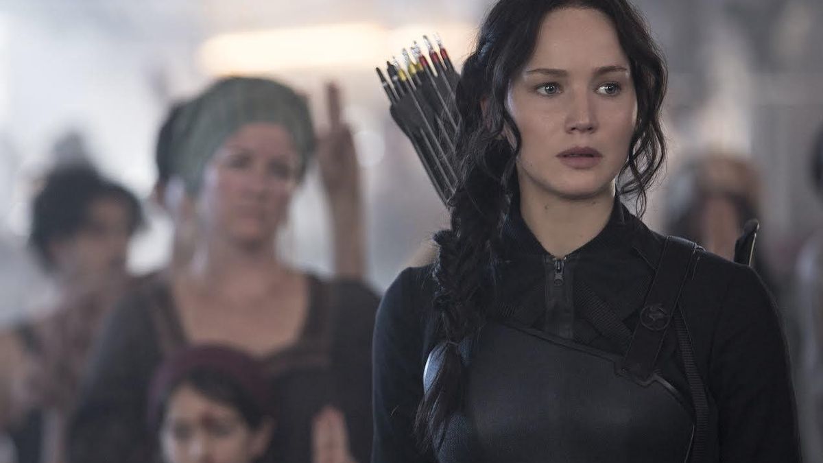 Jennifer Lawrence caracterizada como Katniss Everdeen en "The Hunger Games: Mockingjay - Part 1".