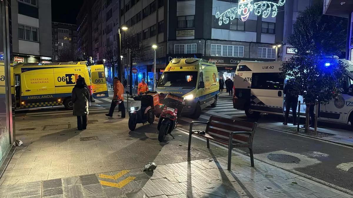 Servicios sanitarios y Policía Local en el lugar del trágico accidente de este domingo