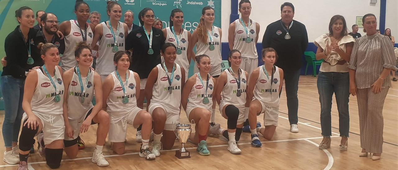 Las jugadoras del Milar, con la medalla de plata en la Copa de Andalucía.