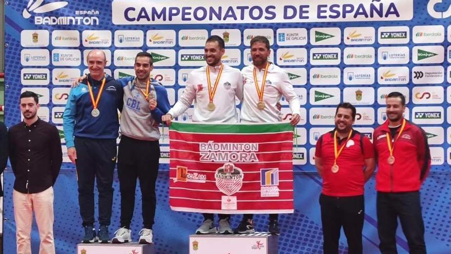 Llandres y López, en lo alto del podio del Campeonato de España representando a Bádmiton Zamora.