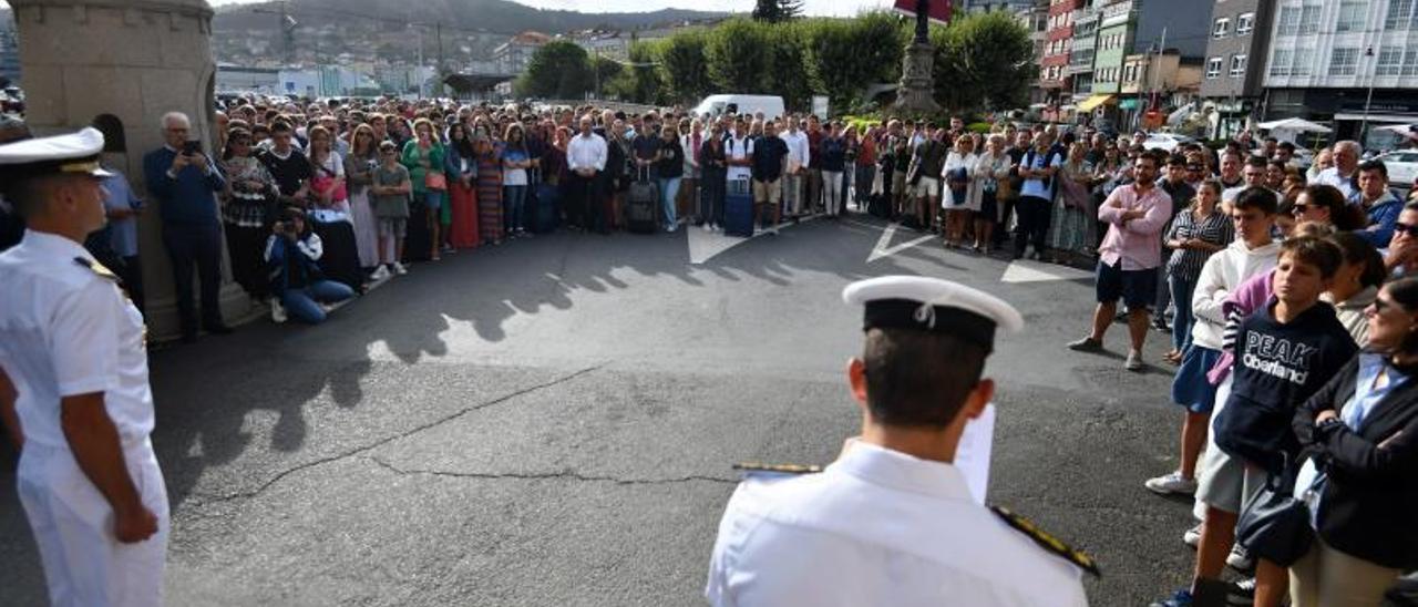 Alumnado y familias esperan a escuchar sus nombres para entrar al centro castrense.   | // GUSTAVO SANTOS