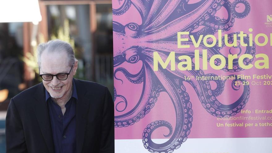 El intérprete norteamericano, Steve Buscemi, en el hotel Portixol junto al cartel del festival de cine