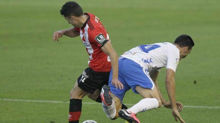 Ramón Folch cae en una acción del encuentro.