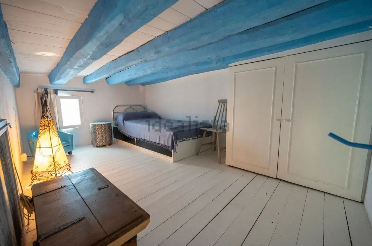 A la venta un edificio con dos apartamentos y negocio en Ibiza por 625.000 euros