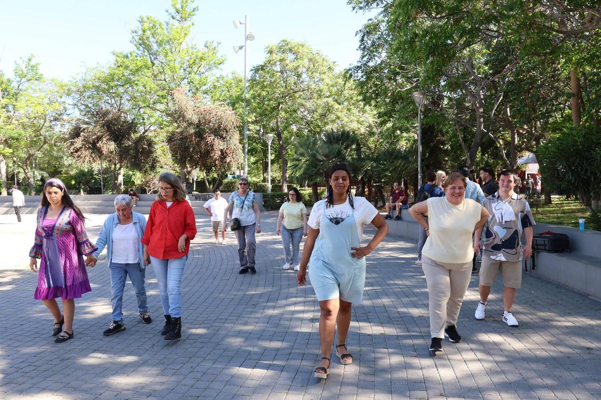 Una master class de modelaje en el Parque de la Paz, en imágenes