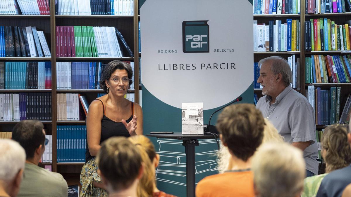Carlota Gurt i Joan Morros, a la presentació de la premiada "Els Erms", ahir, a la llibreria Parcir de Manresa
