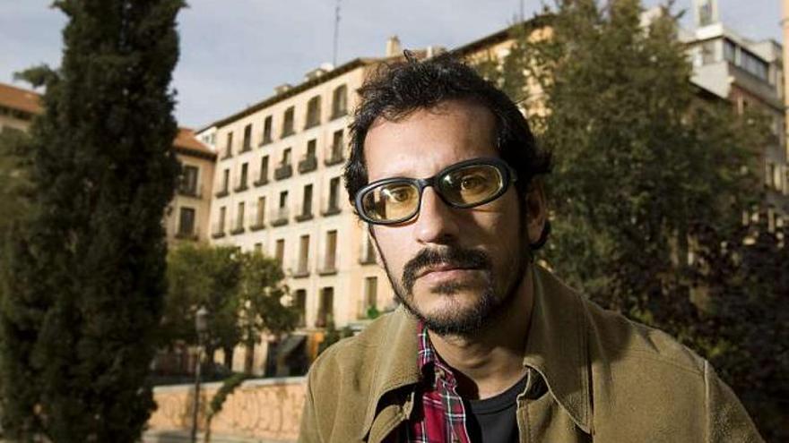 Sergio Galarza posa en la Plaza del 2 de Mayo, en el barrio de Malasaña de Madrid. / la opinión
