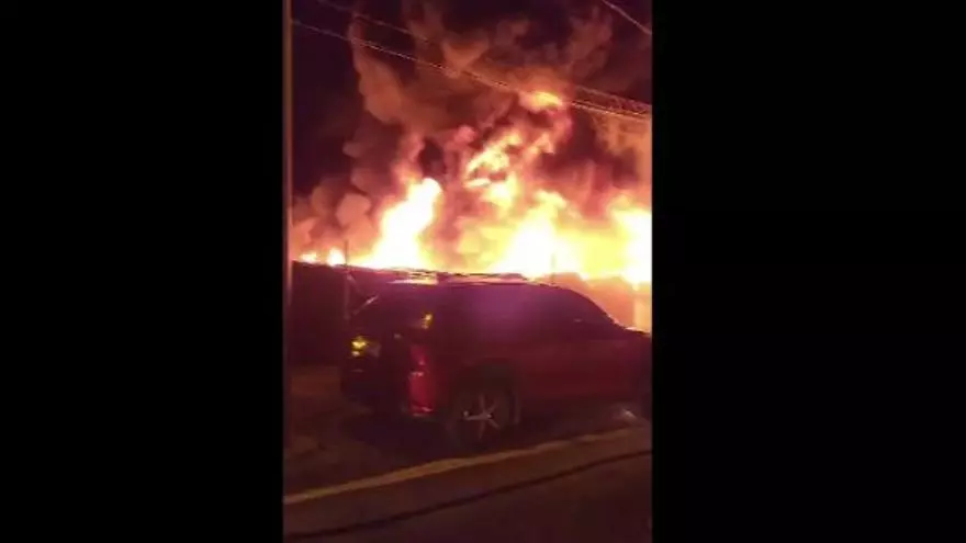 Los bomberos sofocan varios incendios de contenedores durante la noche