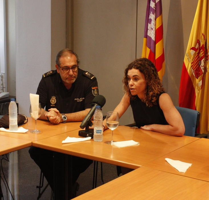 Rosario Sánchez visita los mandos de Guardia Civil y Policía Nacional