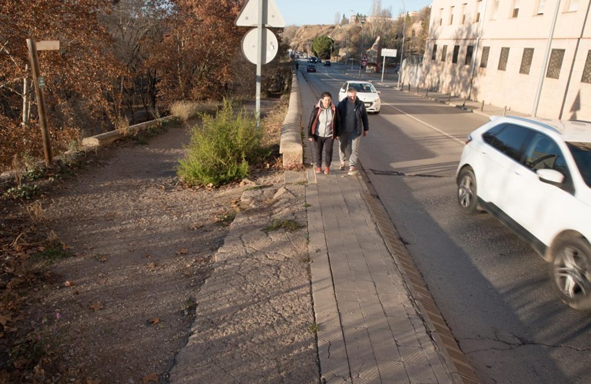 L’Ajuntament té la titularitat de la (C-37z) entre la caserna de la Guàrdia Civil i l’accés a l’eix Transversal