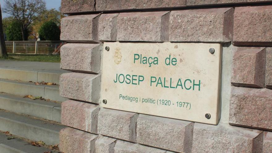 La placa de la plaça Josep Pallach de Figueres ha estat restituïda