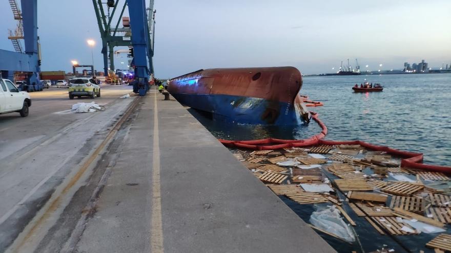Dos desaparecidos tras volcar un barco comercial en el puerto de Castellón