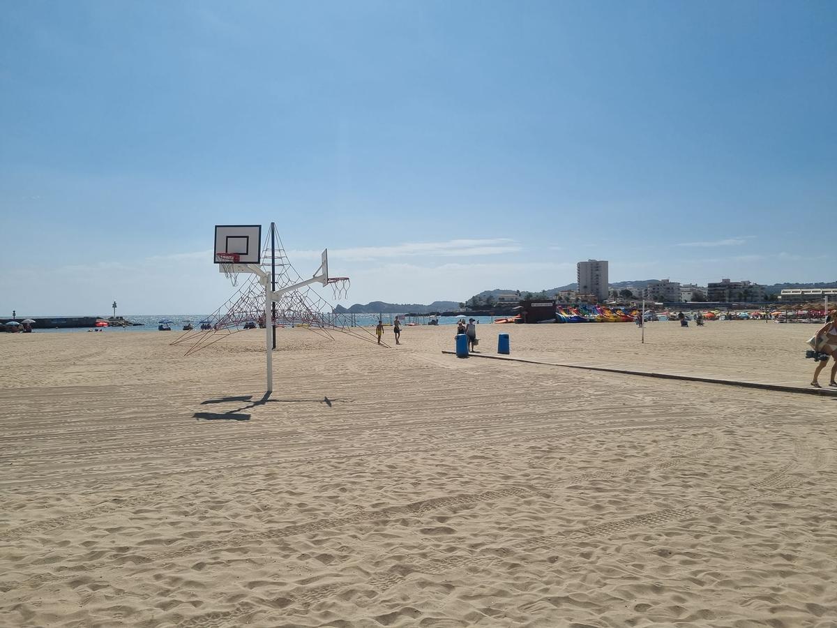 La playa del Arenal, instantes después de ser cerrada esta mañana.