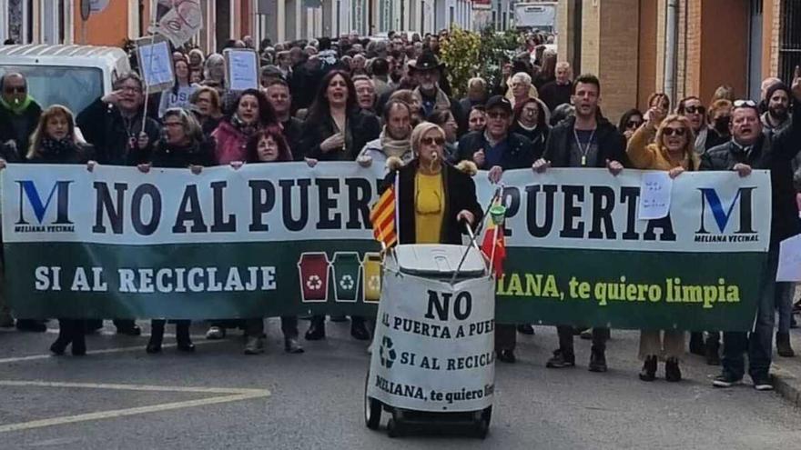 El &quot;no al puerta a puerta&quot; de Meliana vuelve a concentrar a numerosos vecinos en la calle