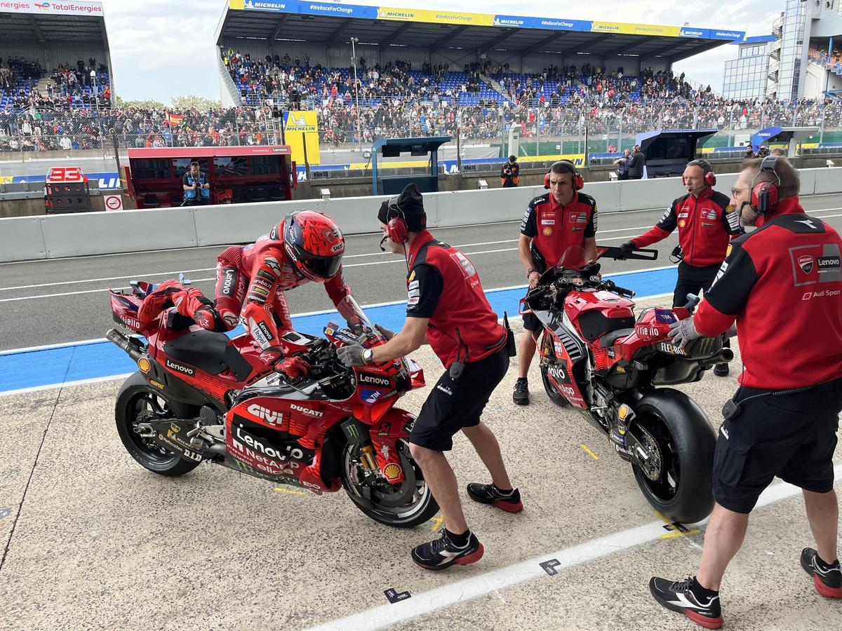 Marc Márquez fue el único que ha probado hoy, en Le Mans, el cambio de moto por si llueve en carrera. Marc Márquez fue el único que ha probado hoy, en Le Mans, el cambio de moto por si llueve en carrera.