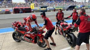 Marc Márquez fue el único que ha probado hoy, en Le Mans, el cambio de moto por si llueve en carrera.