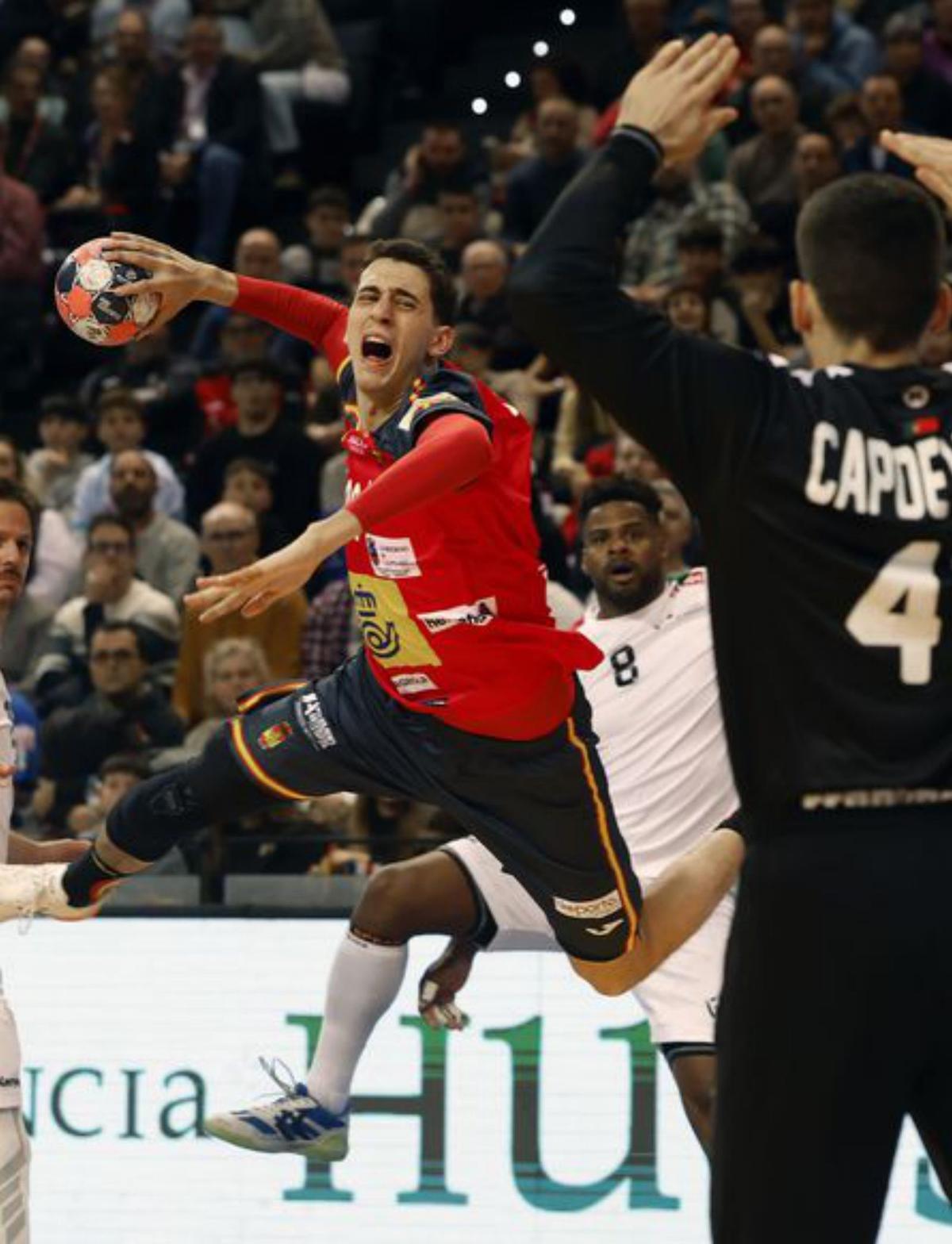 Ian Barrufet lanza a portería. | JESUS DIGES / EFE