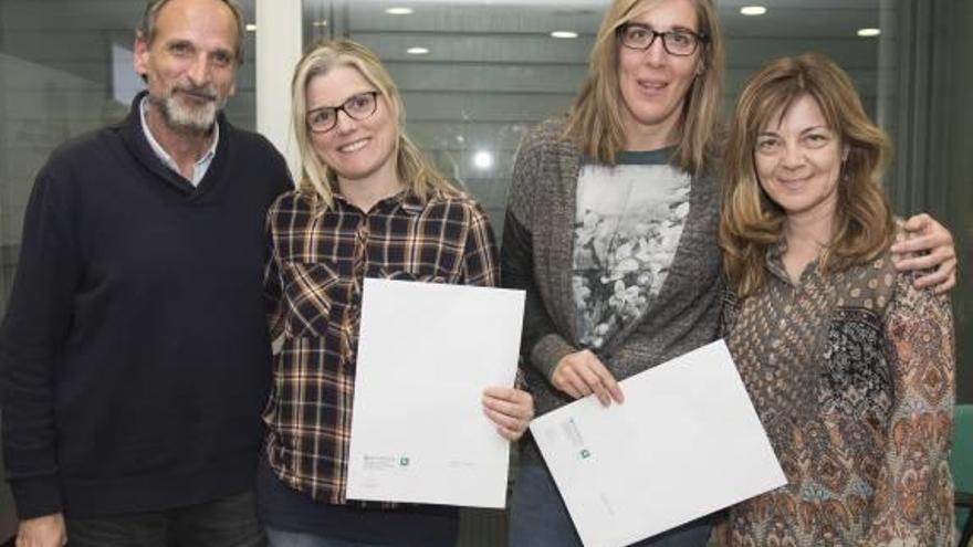 Els representants dels tres centres guanyadors del premi, ahir